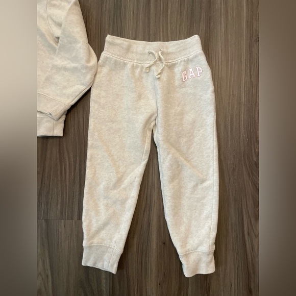 GAP Kids Cream Hoodie with pink letters and Jogger Set size 4/5 - Picture 4 of 6